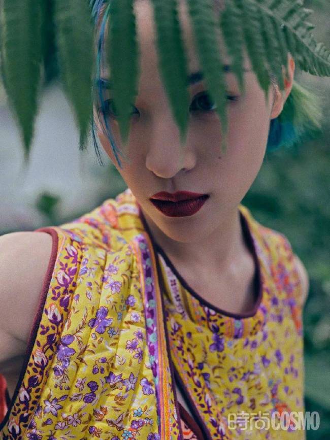 钟楚曦热带雨林写真释出 大秀美腿