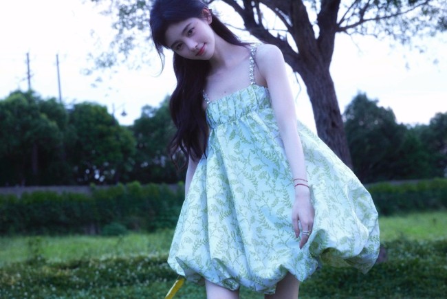 鞠婧祎青草味夏日写真 穿吊带裙露白嫩肌肤