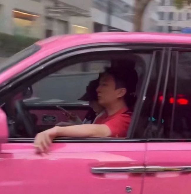 消费降级！王思聪私下剪头发被偷拍 表情有点严肃
