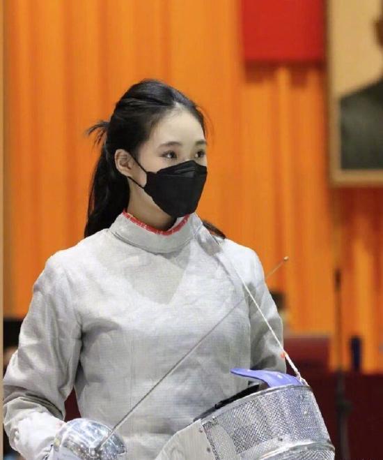 小s为二女儿击剑比赛打call 笑称不爽其被说像大s