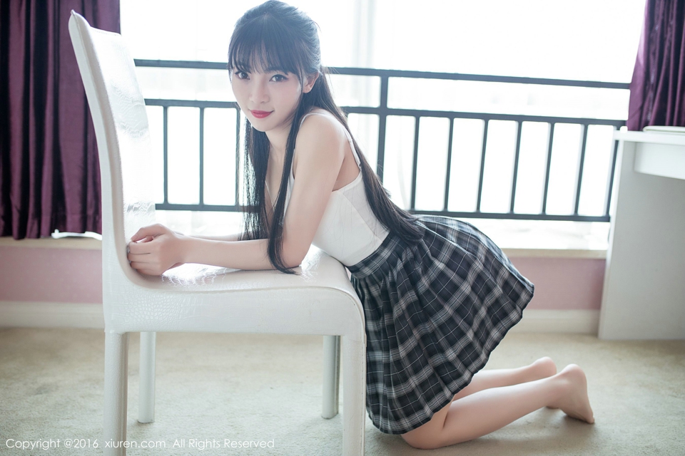 吊带背心短裙美女巨乳白皙光滑美腿撩人写真