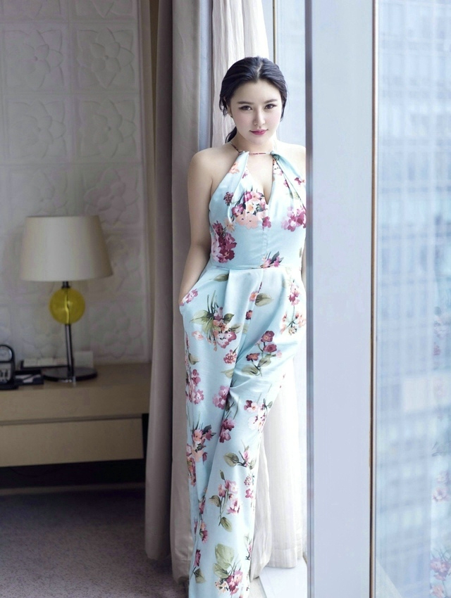 傲人御姐酒店内低胸蜜乳风韵十足