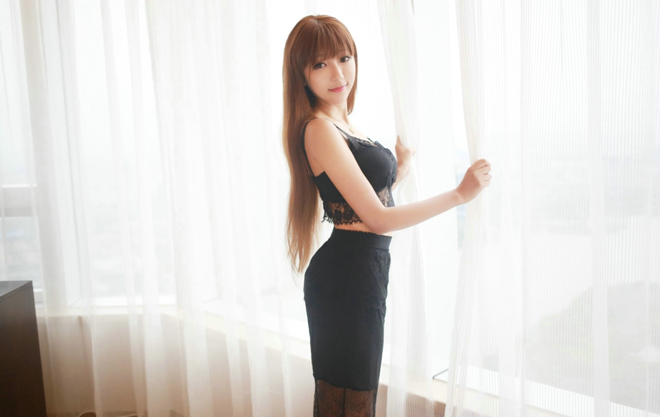 极品美女绿旅拍低领美胸翘臀魅惑写真