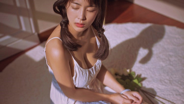私房巨乳忧郁少女等待着阳光的到来