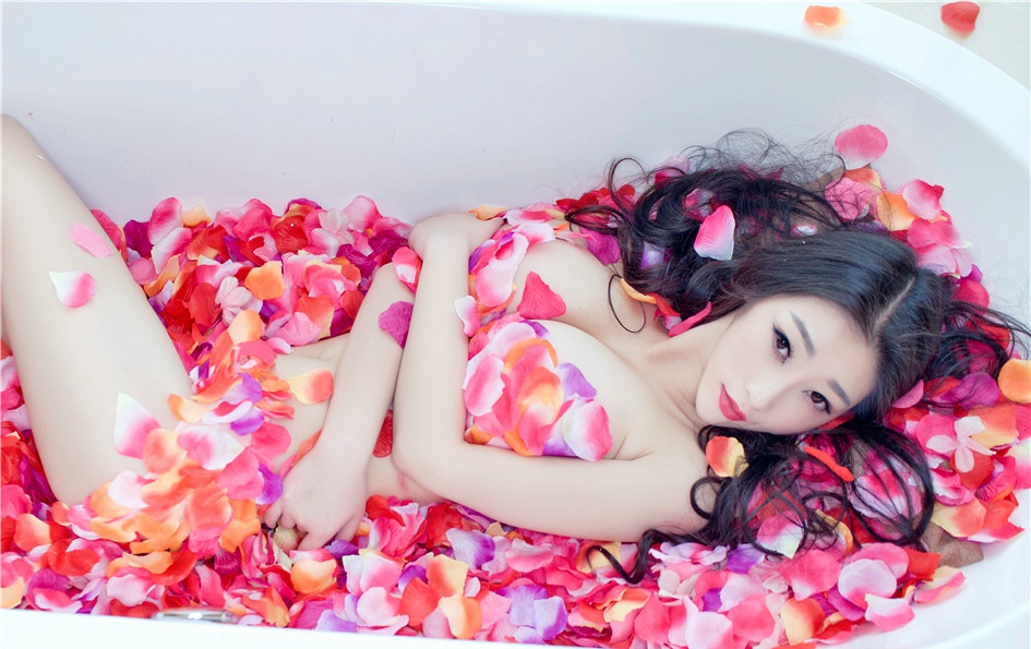 花瓣浴的性感散发女神巨乳风韵白皙动人