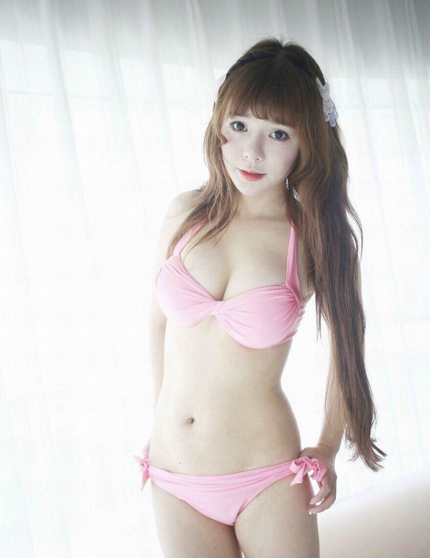 大胸泳装的刘海女孩性感比基尼诱人风韵美胸写真
