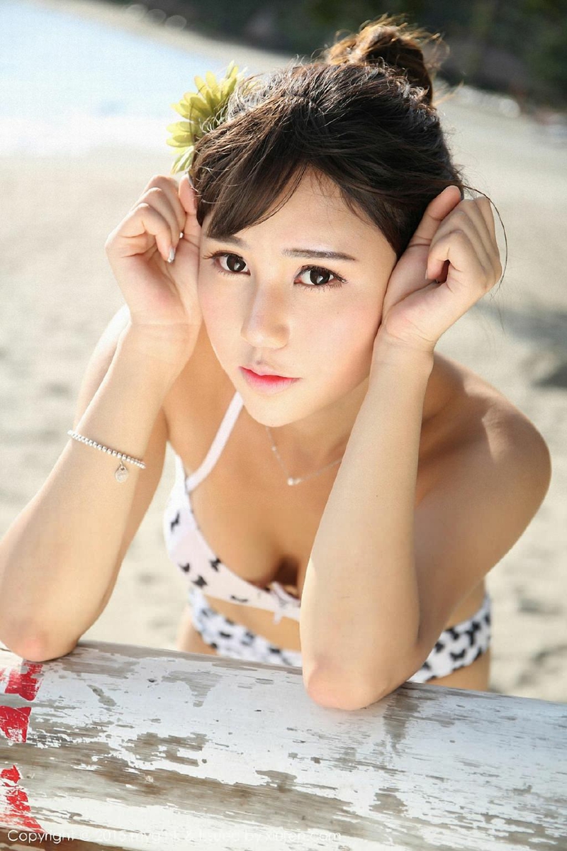 沙滩上的阳光甜美比基尼气质美女写真