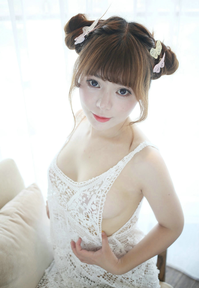 娇嫩妹子蕾丝镂空美乳撩衣白皙肌肤