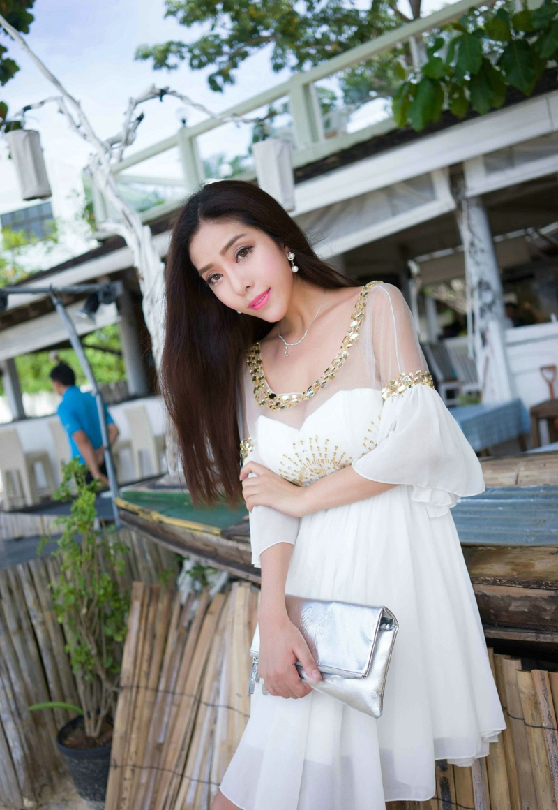 度假美女蕾丝透视美乳白皙肌肤迷人写真