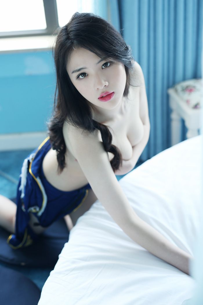 性感尤物舒林培制服诱人写真巨乳捧不住的诱惑