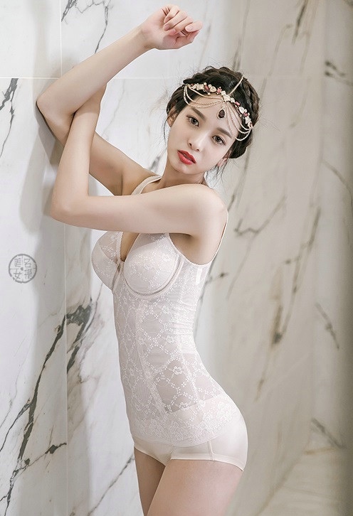 公主头型塑身内衣美女妖娆身段诱惑写真