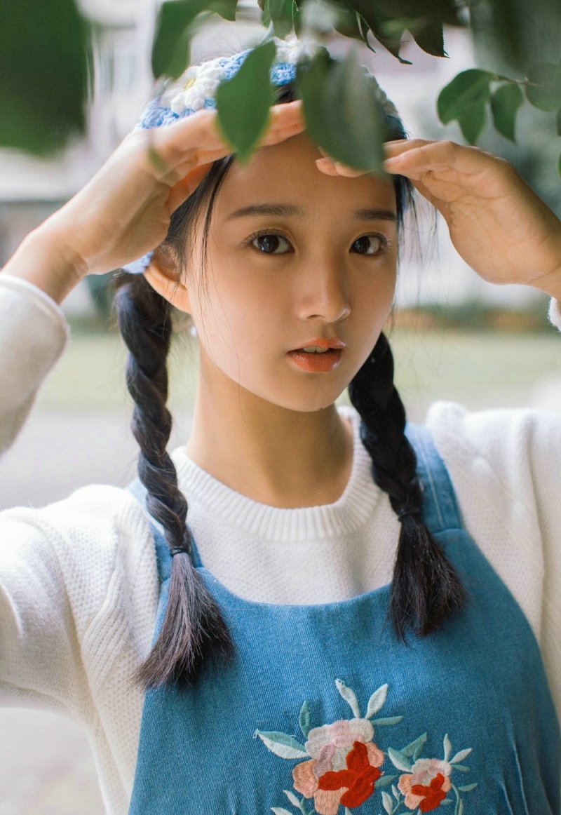 民族风麻花辫可爱少女园林里清纯唯美写真