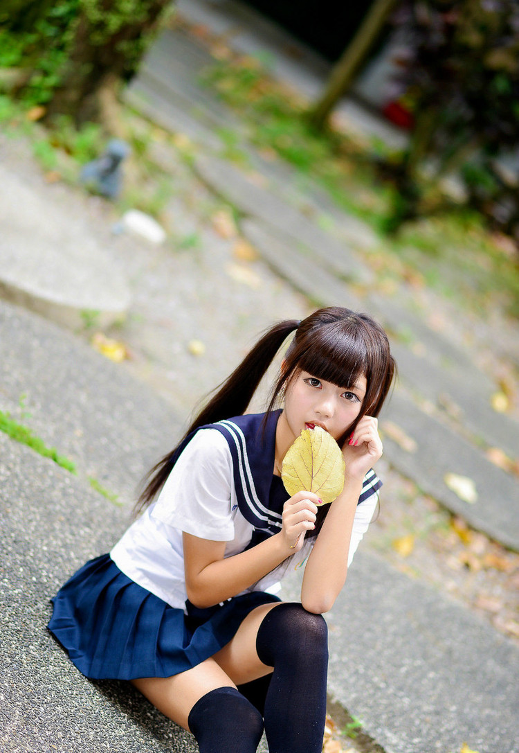 双马尾制服学生妹自拍户外写真尽显清纯诱惑