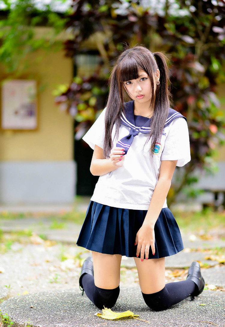 双马尾制服学生妹自拍户外写真尽显清纯诱惑