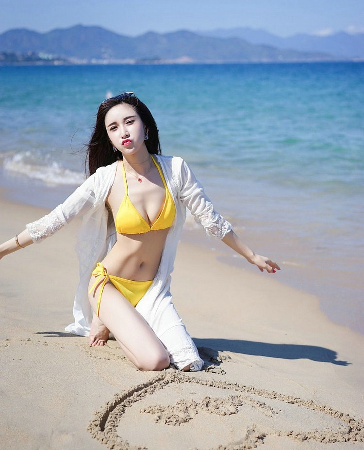 海滩骨感女神性感比基尼高清丰满养眼写真