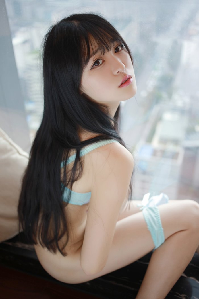 长发少女伊小七私房内衣写真性感迷人