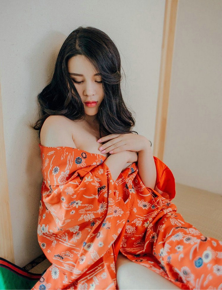 开胸和服御姐sukki性感巨乳迷人写真