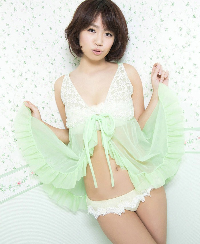 性感巨乳短发美女俏丽迷人连衣裙私房写真