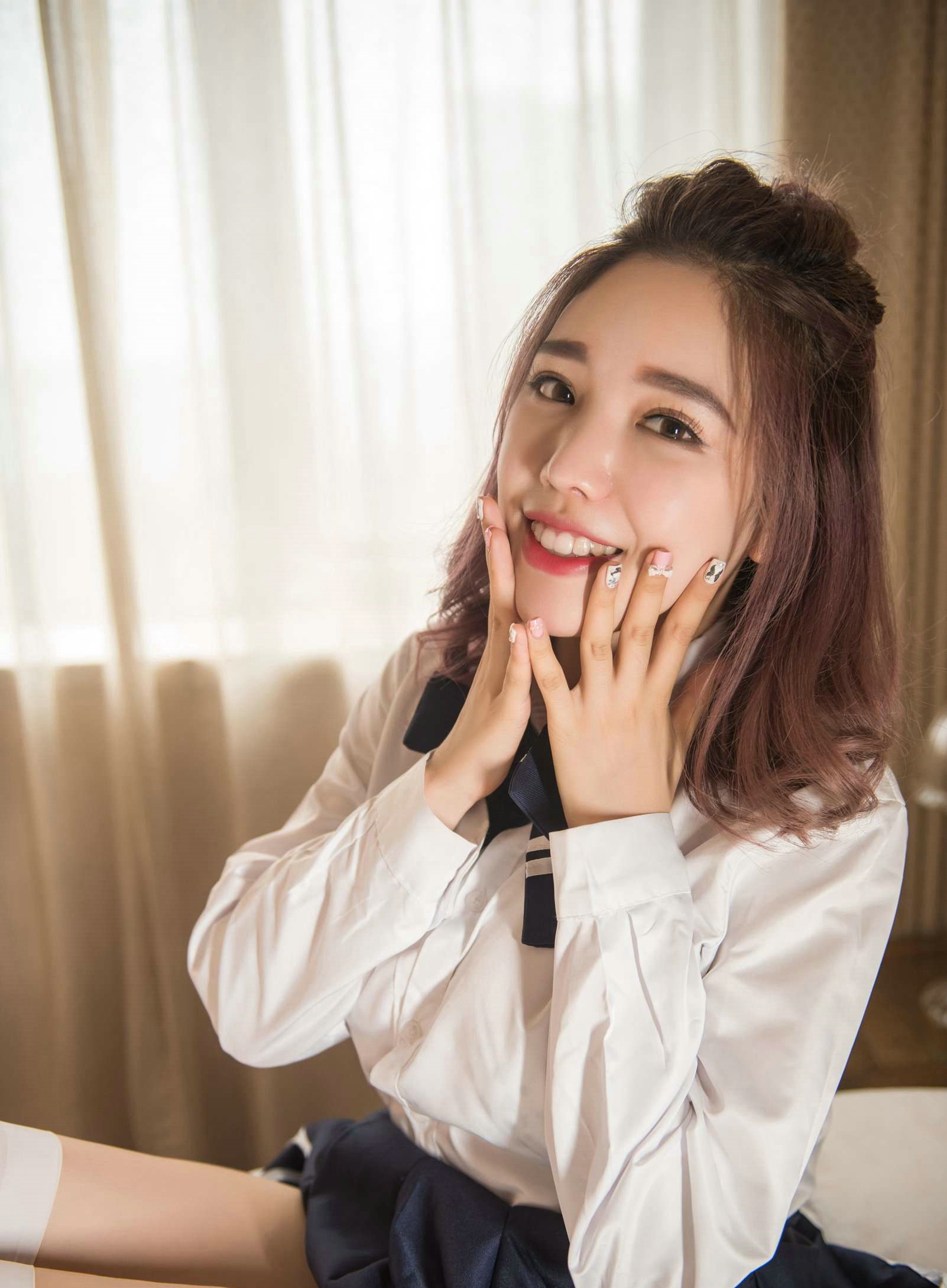 头条女神妮小妖G奶波涛胸涌校服制服诱惑写真