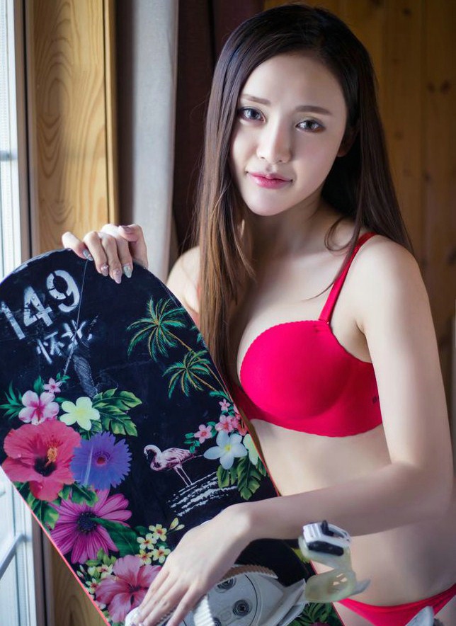 性感尤物大胸比基尼美女室内诱惑写真