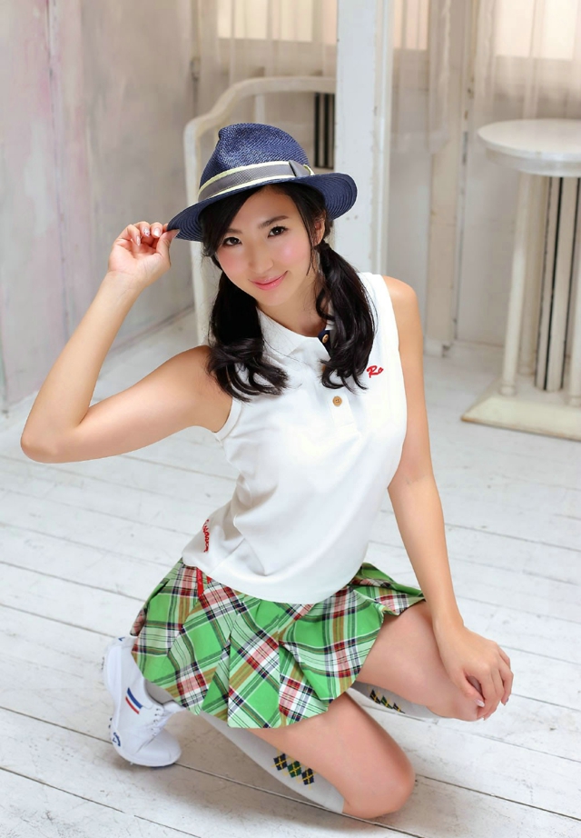 美艳长腿美女身材火辣大眼迷人写真