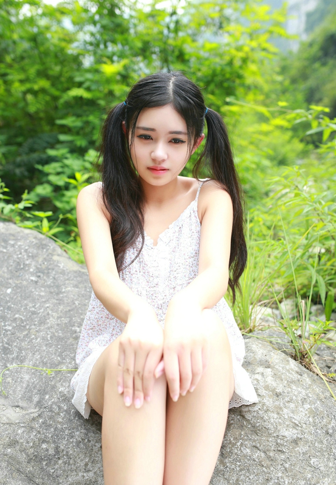 可爱小萝莉果味包子吊带清纯诱人性感美腿白嫩肌肤写真