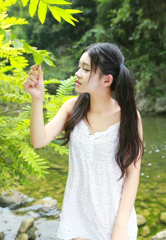 可爱小萝莉果味包子吊带清纯诱人性感美腿白嫩肌肤写真