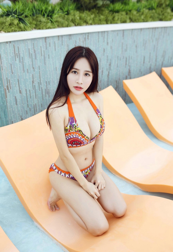 性感清纯美女琳琳ailin泳池边花色比基尼诱人白嫩肌肤翘臀写真