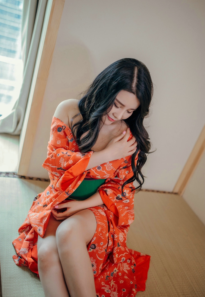 妖艳魅惑勾魂女神Sukki红色睡袍露巨乳大胸性感养眼写真