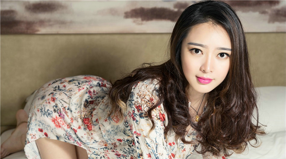 花容月貌居家美女珊珊迷人笑容性感美乳诱惑写真图片