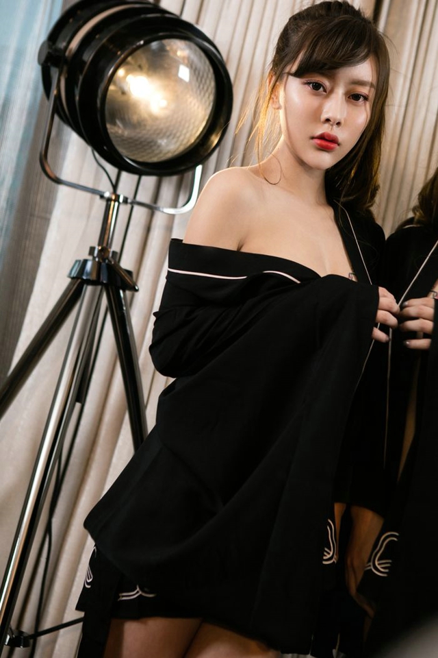 美臀霸屏性感娇艳纹身艺宁mm曼妙身材诱惑妩媚私房写真