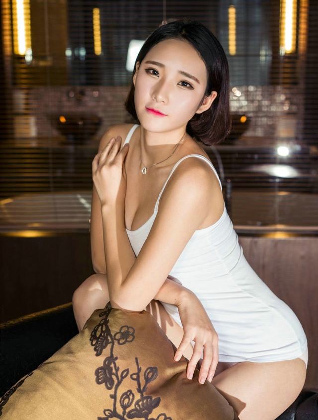 不变的美足女神秦若兮性感美人魅惑勾魂养眼私房写真
