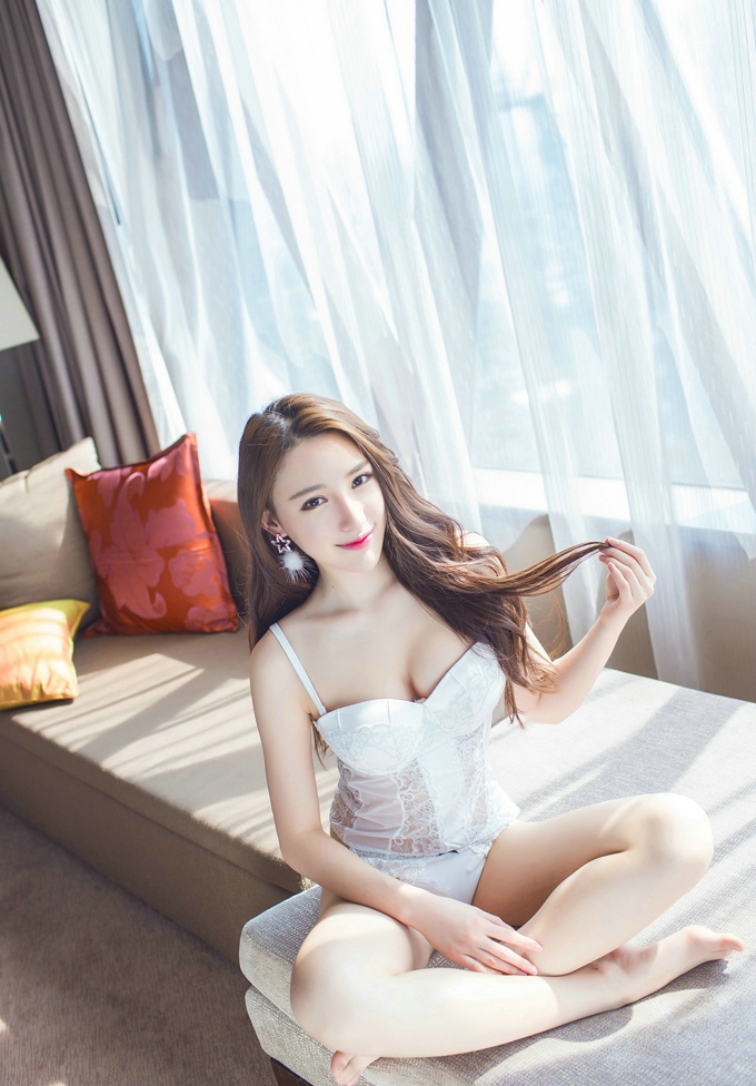 长腿美女刘奕宁Lynn泰国旅拍性感私房内衣秀完美曲线勾魂写真