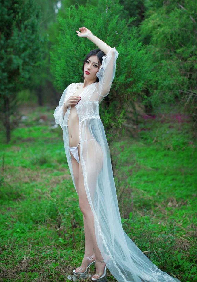 性感娇艳慧质美女金子熙手遮美胸秀美姿诱惑妖娆户外写真