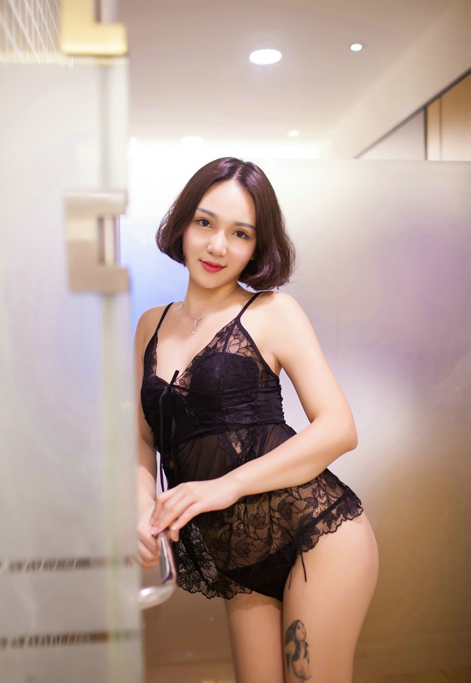 嫩模艾诗iccey黑色缕空睡裙诱惑翘臀完美曲线写真