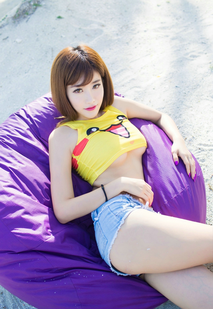 性感美女程小烦不烦写海岛风情气质诱惑勾魂大胸美腿写真