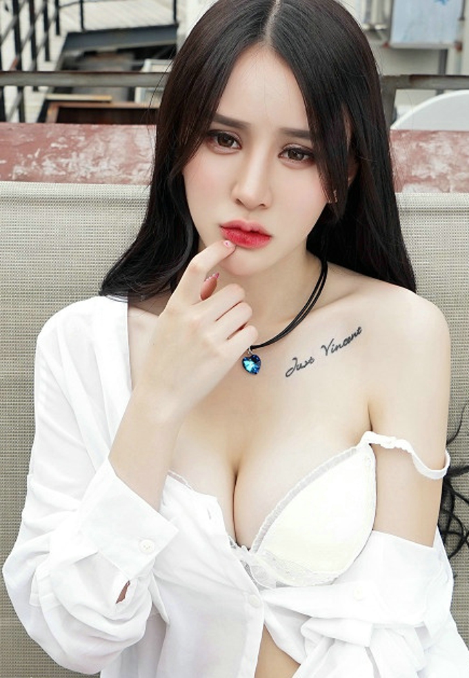 清纯诱惑Cheryl青树白衬衫露大胸妖娆妩媚养眼私房写真