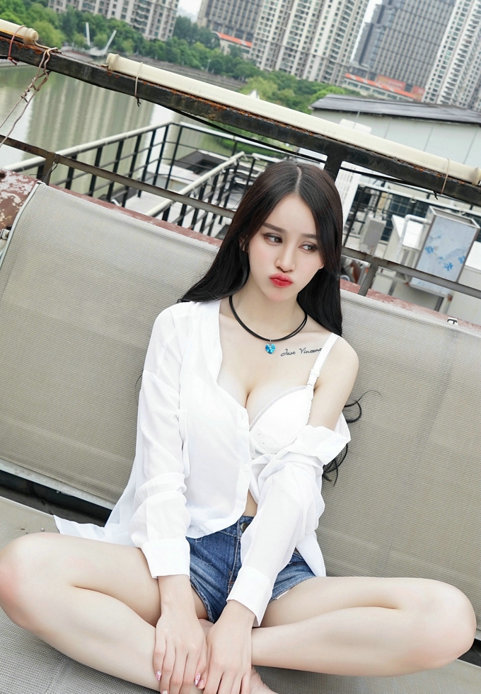 清纯诱惑Cheryl青树白衬衫露大胸妖娆妩媚养眼私房写真