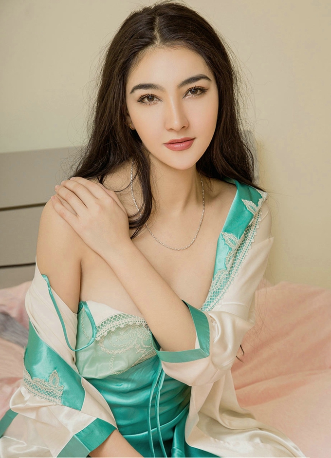 嫩模加依娜古丽单肩黑色长裙+吊带睡裙秀完美身材靓丽写真