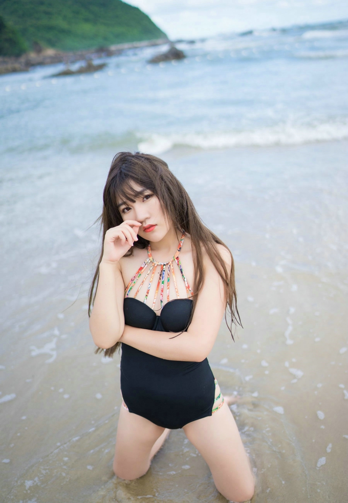 气质佳丽冷不丁性感海边风情写真
