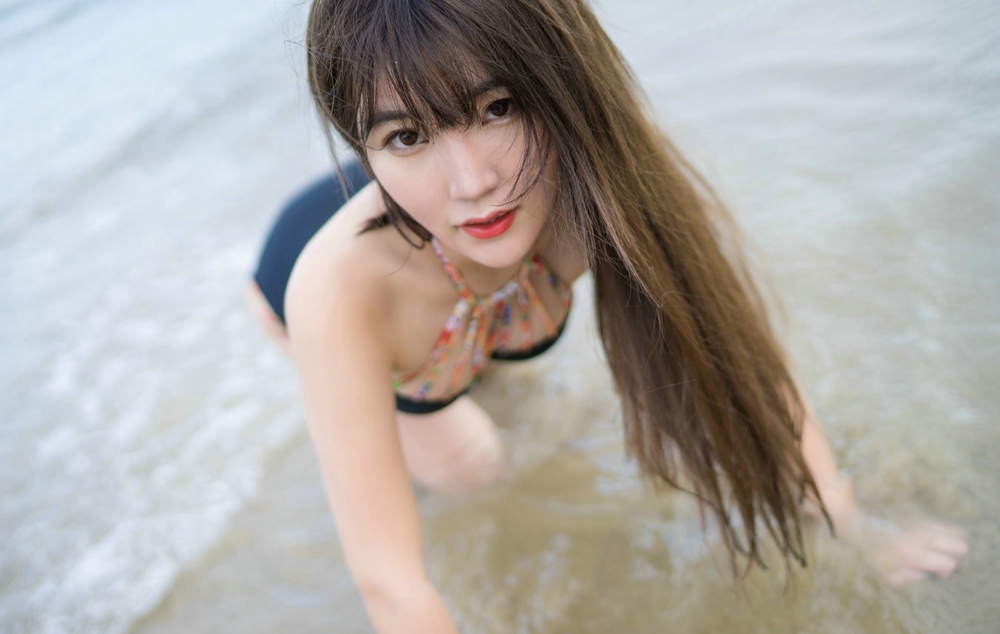 气质佳丽冷不丁性感海边风情写真