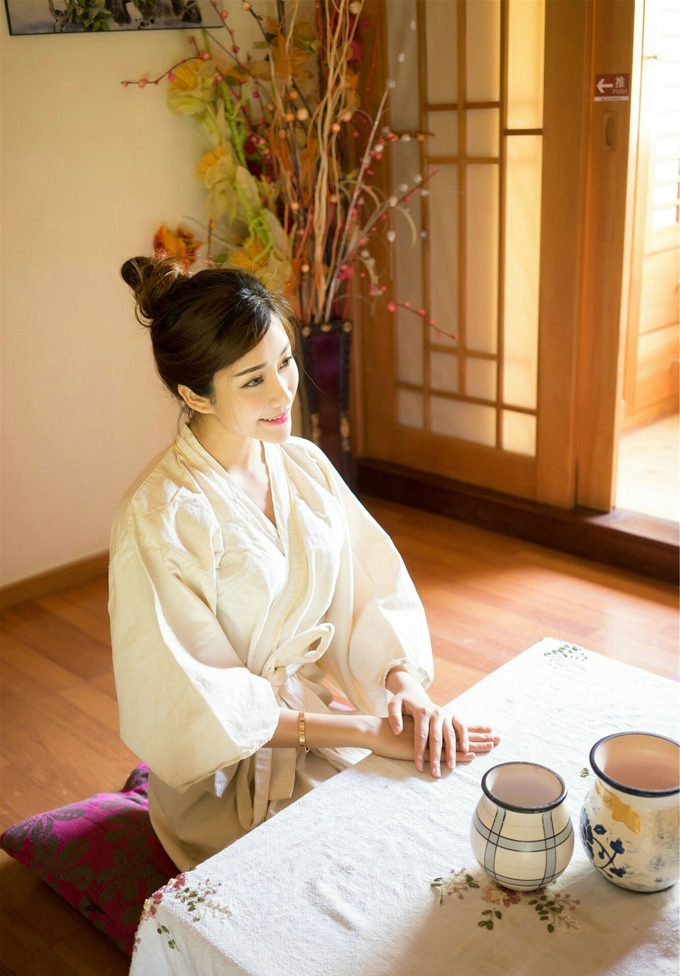 高颜值美女小蕾蕾清新迷人性感诱惑泳衣长腿女神勾魂写真
