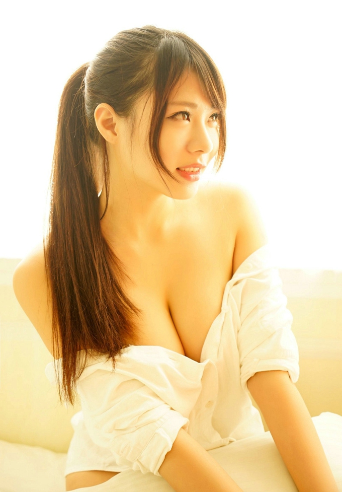 居家私房诱惑哈尼HaaNi高挑身材傲人美胸白嫩肌肤撩人姿势写真