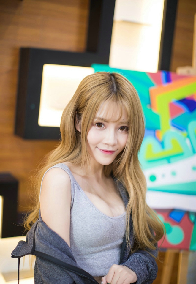 性感美女夏正正小露香肩酥胸娇媚撩人写真