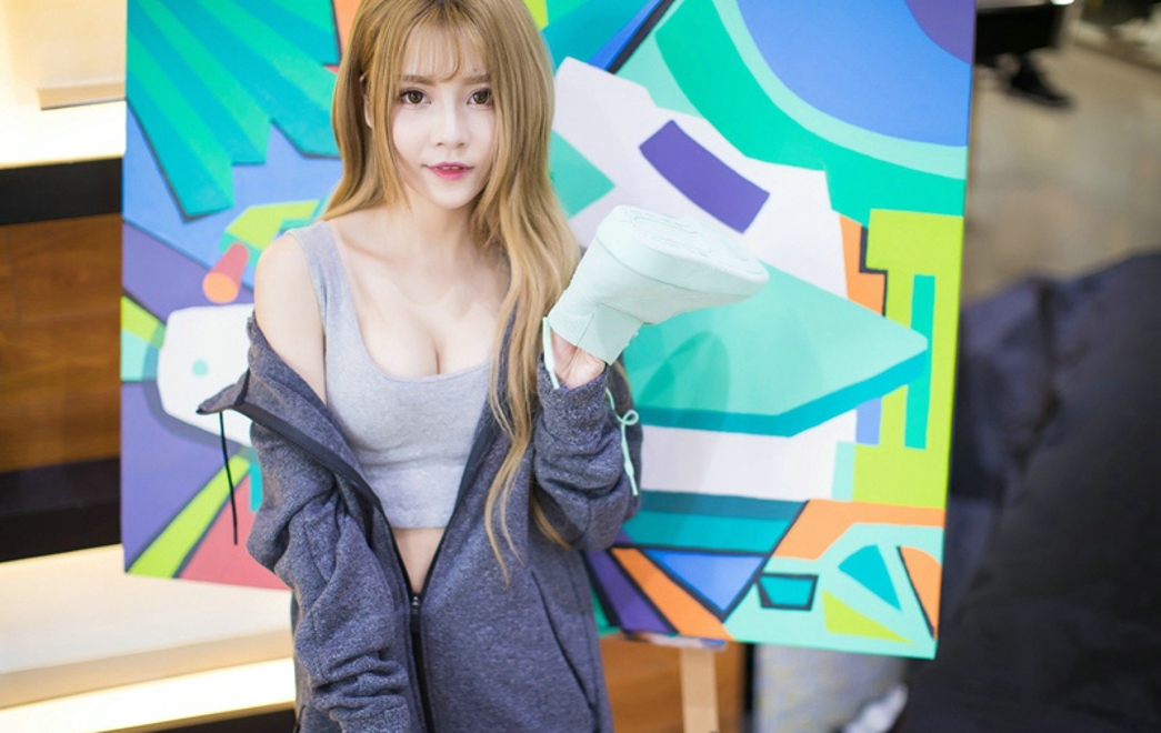 性感美女夏正正小露香肩酥胸娇媚撩人写真