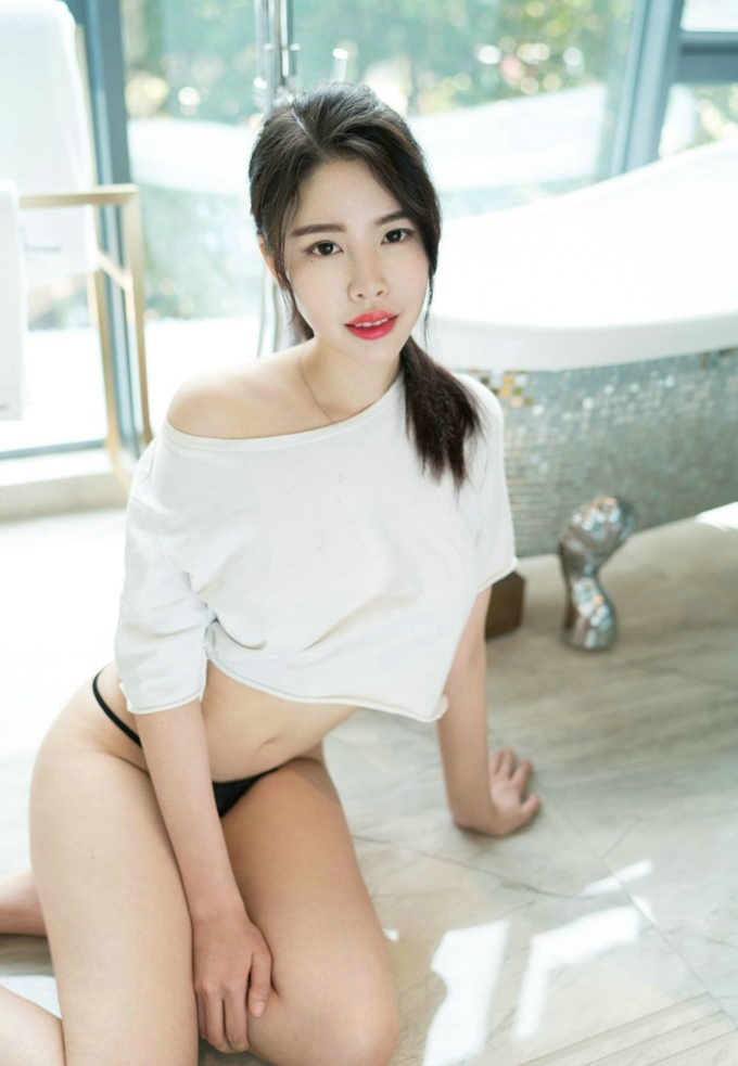丰满美女莉尔性感私房美胸诱惑蕾丝内裤翘臀迷人写真