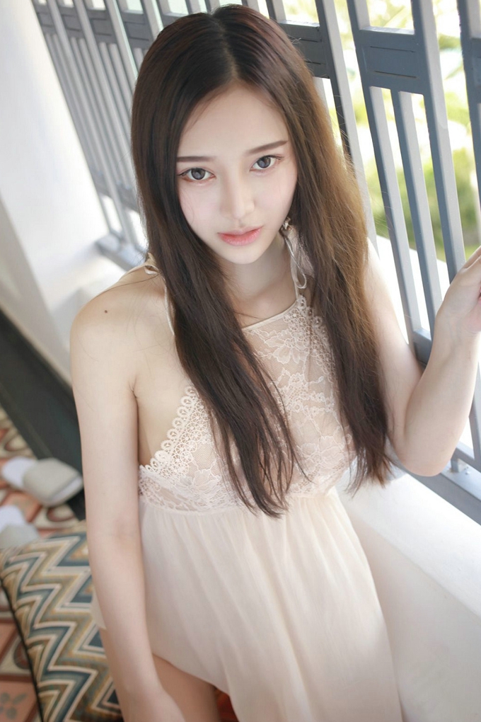 女神唐琪儿il心愿旅拍粉嫩蕾丝裙透视秀豪乳诱惑写真