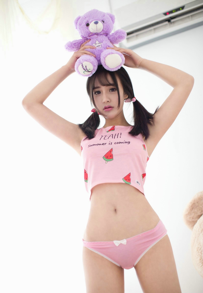 少女思淇Sukiii性感大胸美腿翘臀写真