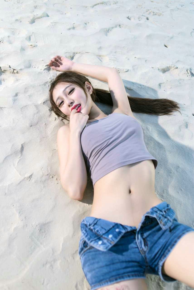 纤细美女牛仔短裤沙滩美腿美乳诱人写真