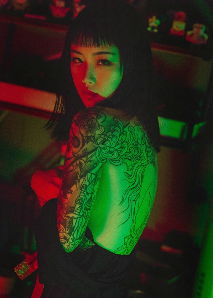 性感纹身少女王思匀气质迷人妩媚妖艳诱惑写真